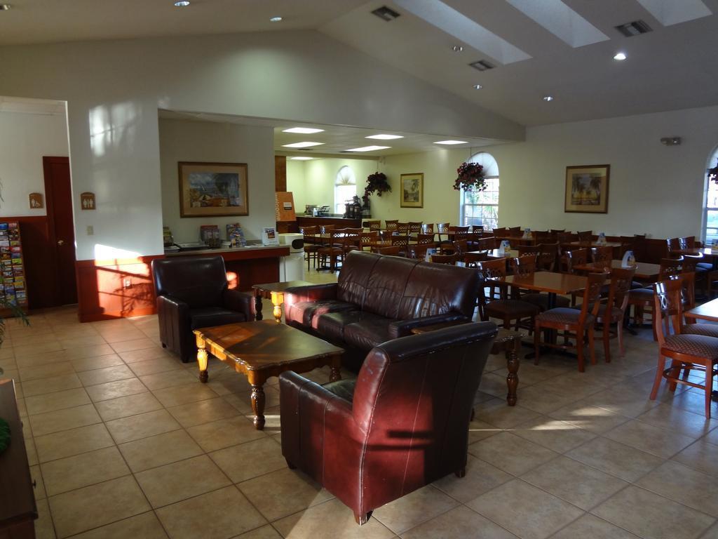 Econo Lodge Airport - Rj Stadium Tampa Exterior photo