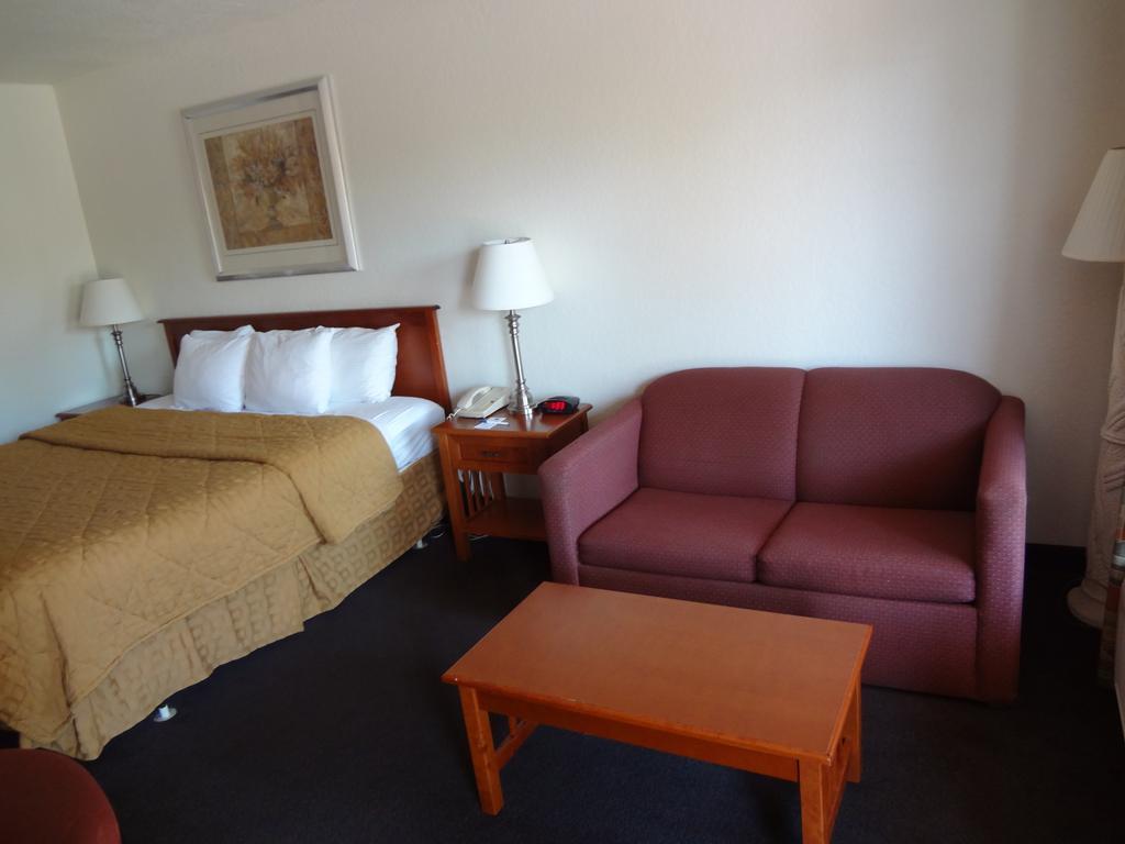 Econo Lodge Airport - Rj Stadium Tampa Exterior photo