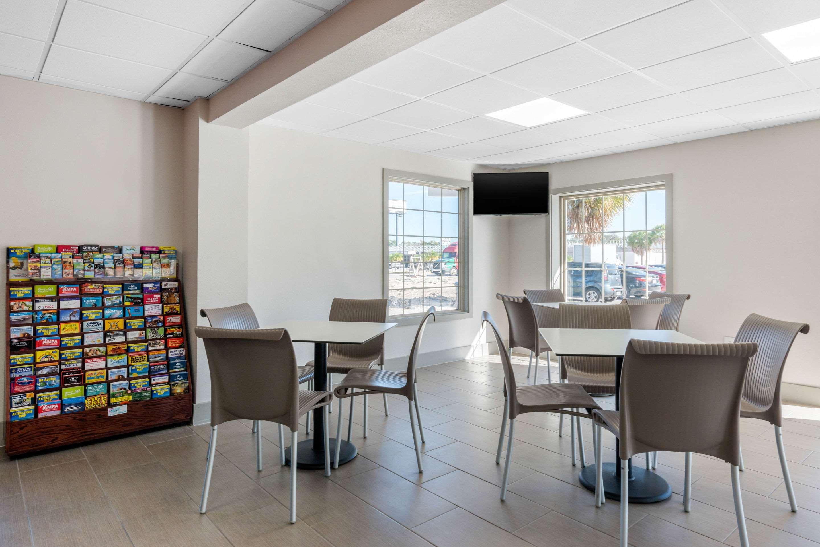 Econo Lodge Airport - Rj Stadium Tampa Exterior photo