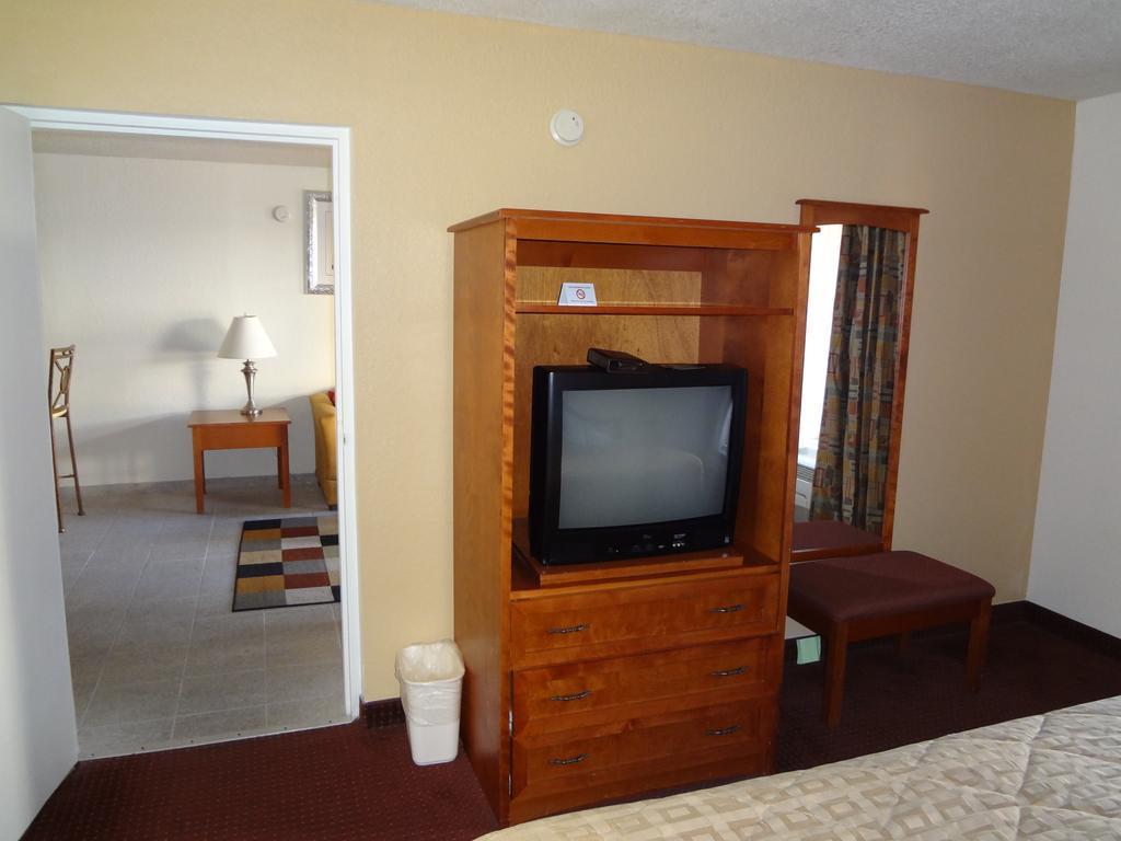 Econo Lodge Airport - Rj Stadium Tampa Exterior photo