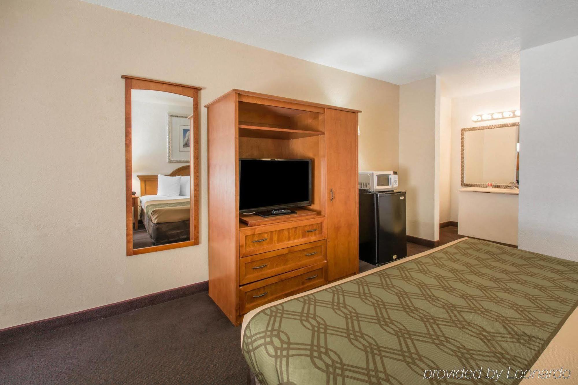 Econo Lodge Airport - Rj Stadium Tampa Exterior photo